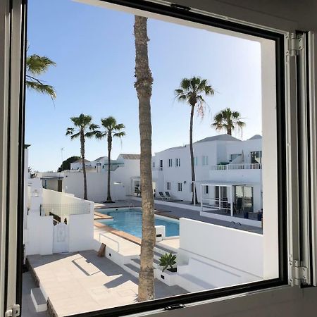 Sea Breeze With Shared Pool And Near The Beach Leilighet Costa Teguise Eksteriør bilde