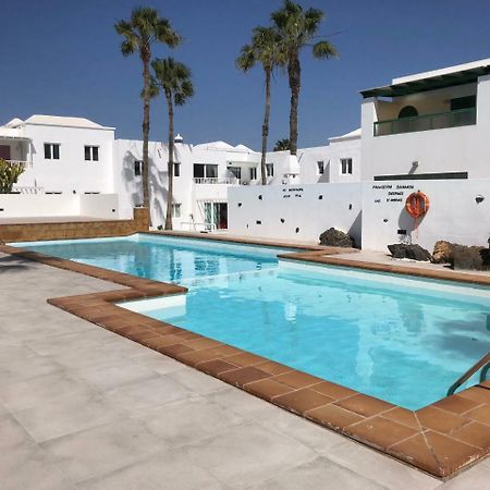 Sea Breeze With Shared Pool And Near The Beach Leilighet Costa Teguise Eksteriør bilde