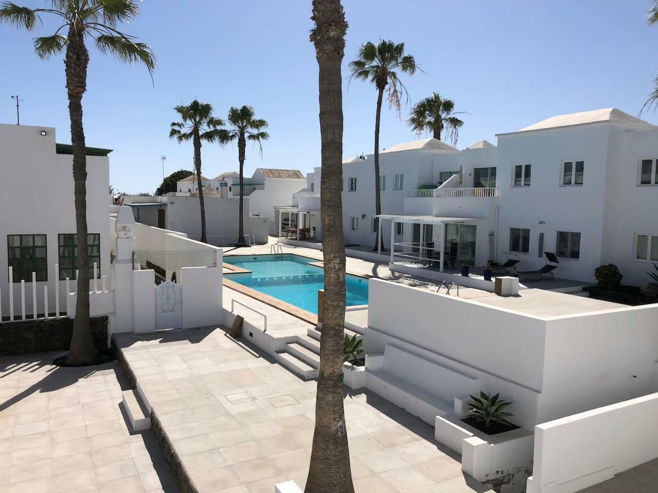 Sea Breeze With Shared Pool And Near The Beach Leilighet Costa Teguise Eksteriør bilde