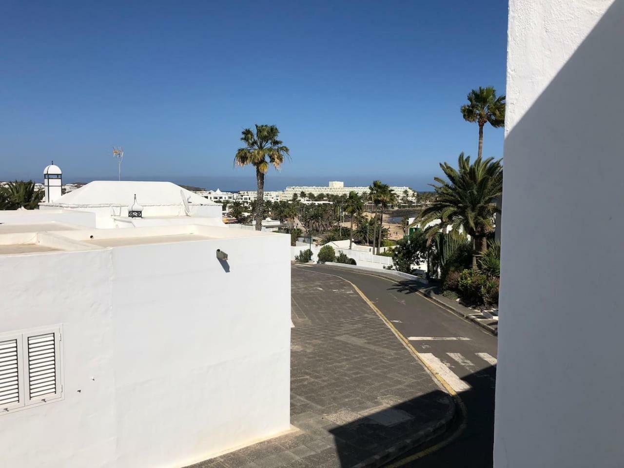 Sea Breeze With Shared Pool And Near The Beach Leilighet Costa Teguise Eksteriør bilde