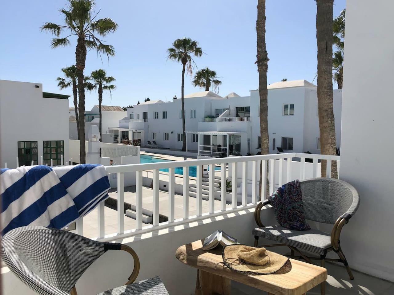 Sea Breeze With Shared Pool And Near The Beach Leilighet Costa Teguise Eksteriør bilde