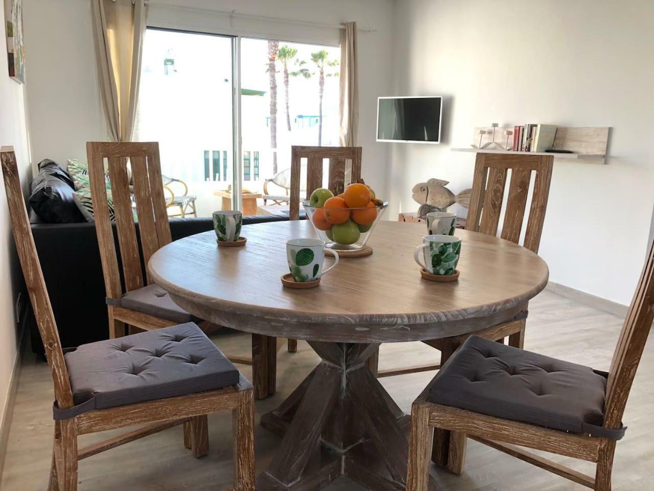Sea Breeze With Shared Pool And Near The Beach Leilighet Costa Teguise Eksteriør bilde