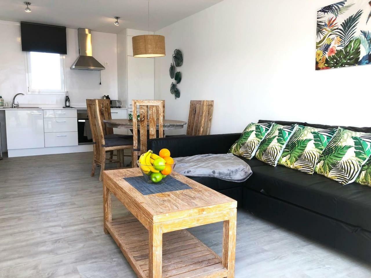 Sea Breeze With Shared Pool And Near The Beach Leilighet Costa Teguise Eksteriør bilde