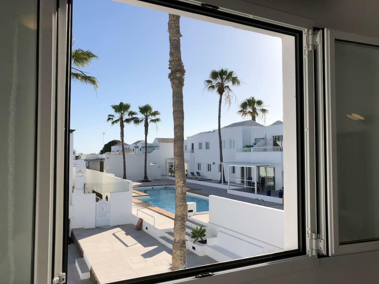 Sea Breeze With Shared Pool And Near The Beach Leilighet Costa Teguise Eksteriør bilde