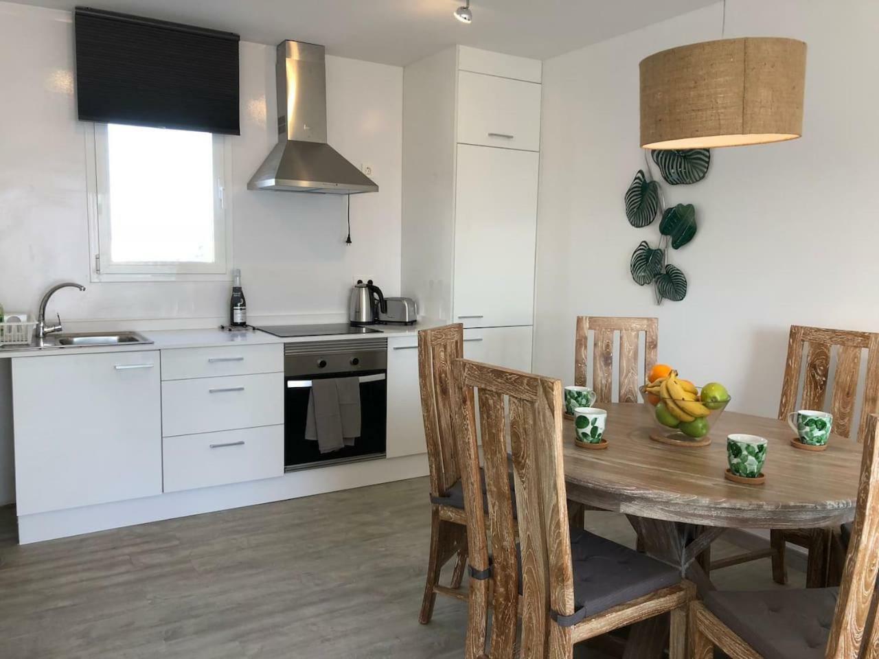 Sea Breeze With Shared Pool And Near The Beach Leilighet Costa Teguise Eksteriør bilde