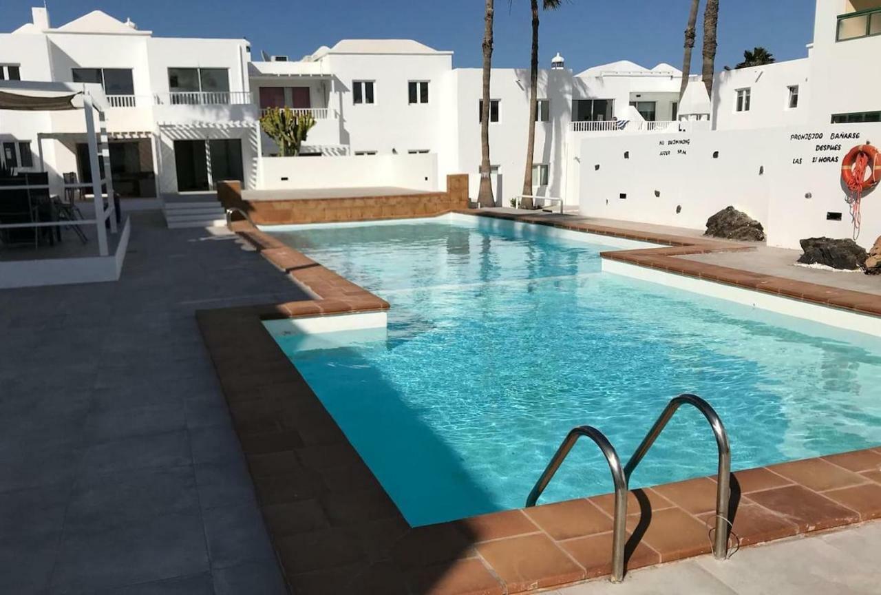 Sea Breeze With Shared Pool And Near The Beach Leilighet Costa Teguise Eksteriør bilde