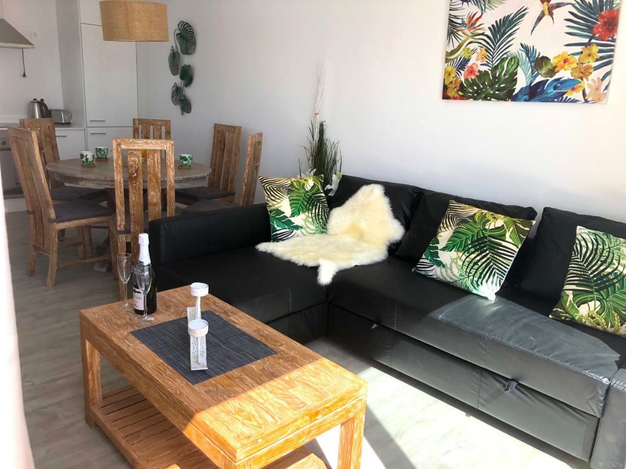 Sea Breeze With Shared Pool And Near The Beach Leilighet Costa Teguise Eksteriør bilde
