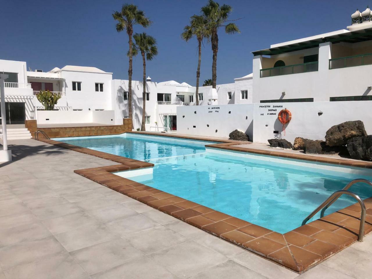 Sea Breeze With Shared Pool And Near The Beach Leilighet Costa Teguise Eksteriør bilde