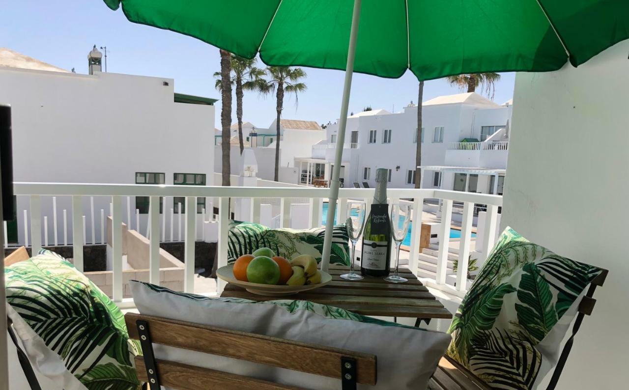 Sea Breeze With Shared Pool And Near The Beach Leilighet Costa Teguise Eksteriør bilde
